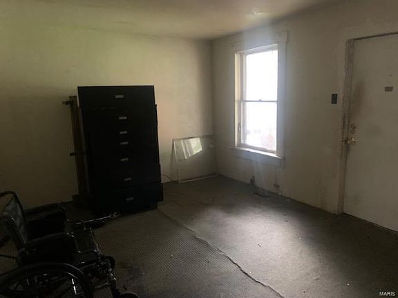 5th image of 3918 California Ave