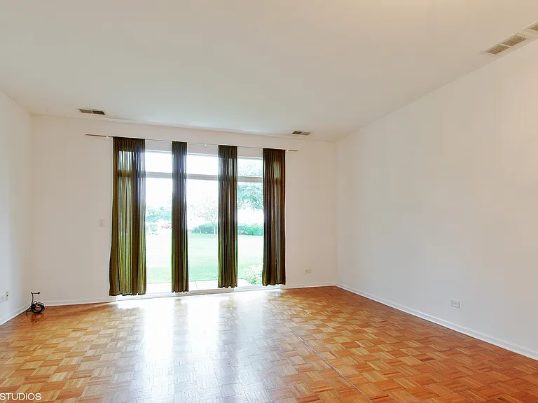 826 Genesee Dr — Photo 3