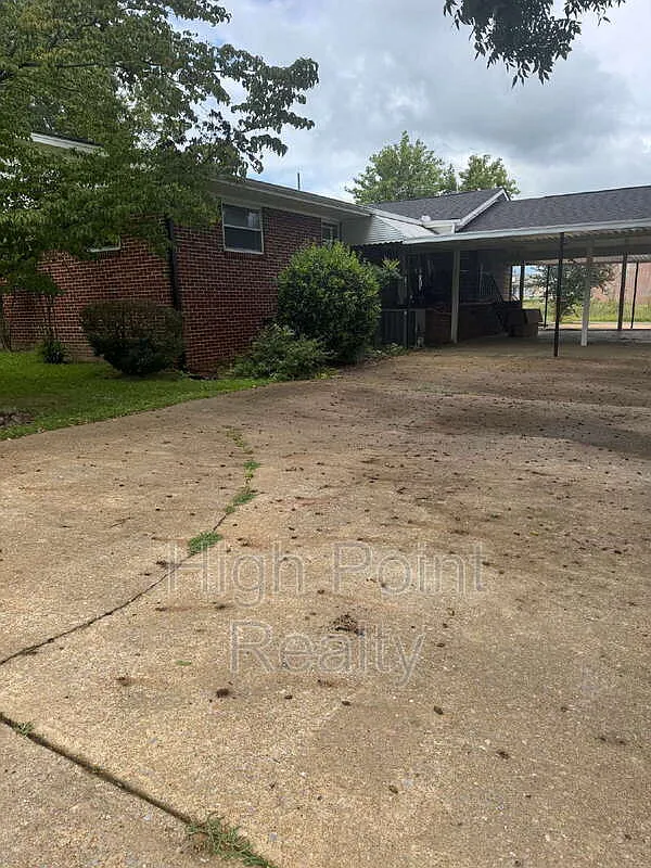 3 bed, 2.0 bath, 1987 sqft, $2,500 — Photo 3