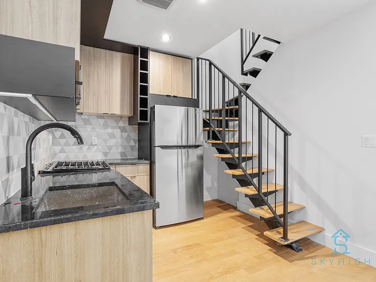11 Lewis Ave #PENTHOUSE — Photo 2