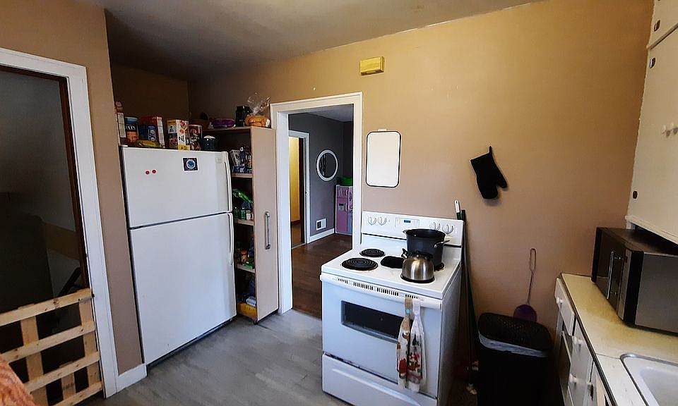 1st image of 305 1st Ave NE
