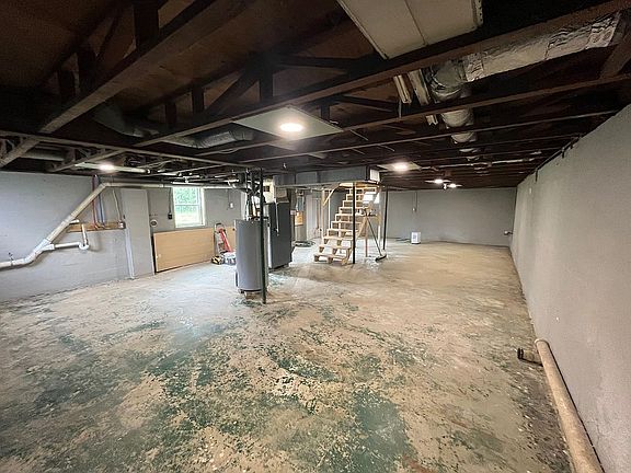 2nd image of 109 Arbutus Ln