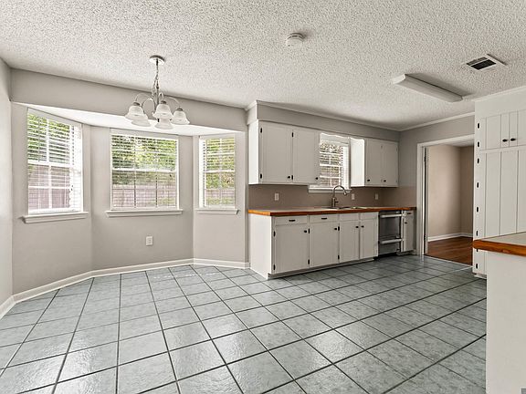 4th image of 910 Angee Dr