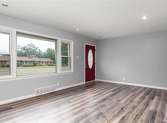4th image of 10147 Bellefontaine Rd