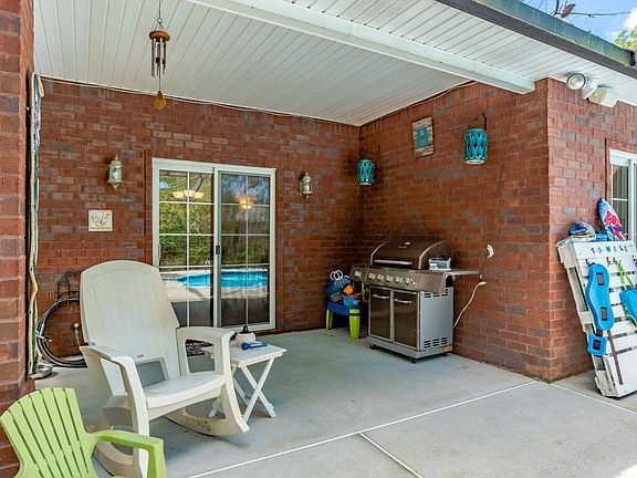 4th image of 3168 Laurel Dr