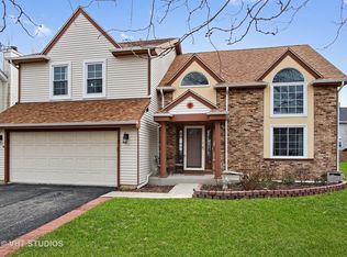 215 N Crooked Lake Ln, Lindenhurst, IL 60046