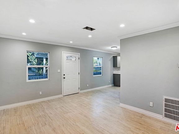 3rd image of 271 E 10th St