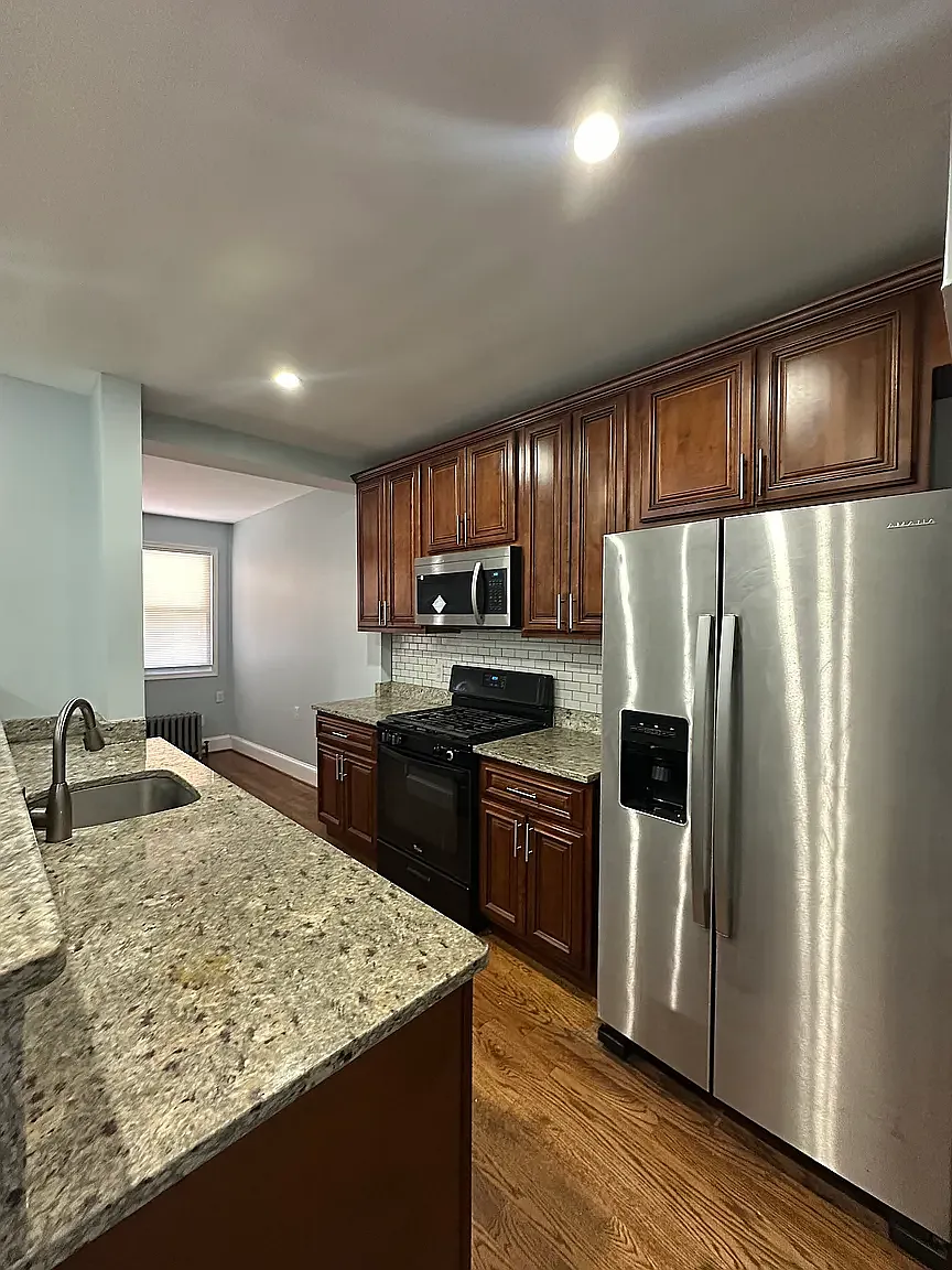 5 bed, 2350 sqft, $6,100 — Photo 4