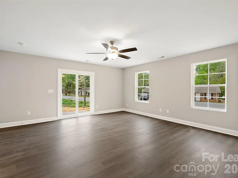 1007 Sioux St — Photo 5