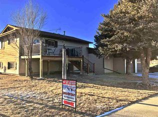 902 Keller Dr, Glenrock, WY 82637