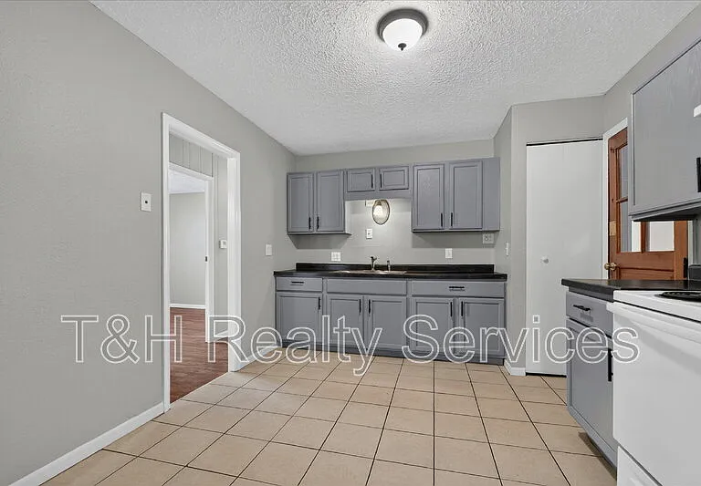 1819 Knox St — Photo 13