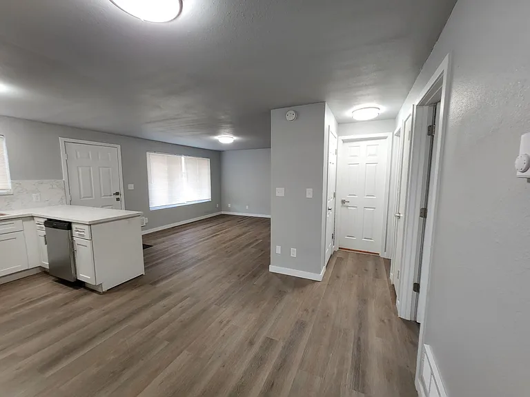819 E 2nd St #1 — Photo 7
