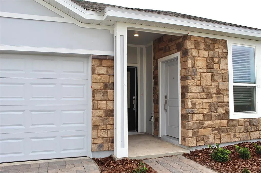 3 bed, 2.0 bath, 2366 sqft, $2,300 — Photo 2