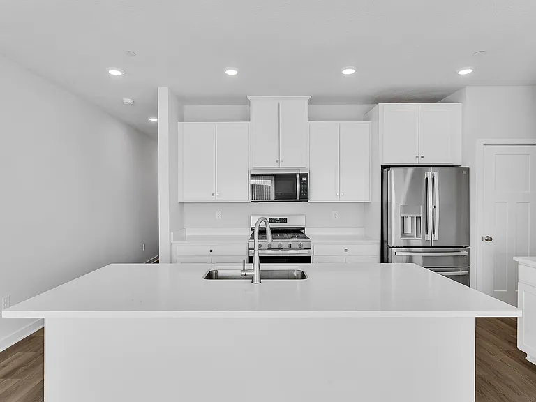 126 Scotland Ln — Photo 9