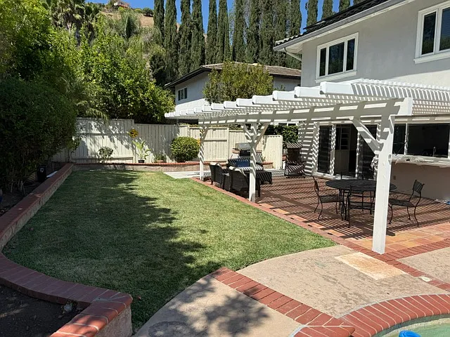 4 bed, 2336 sqft, $6,900 — Photo 3