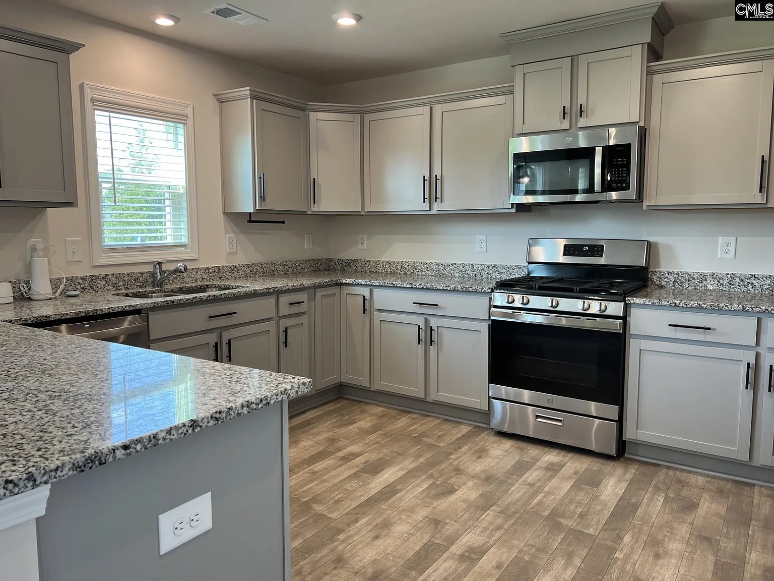 4 bed, 2157 sqft, $2,200 — Photo 2