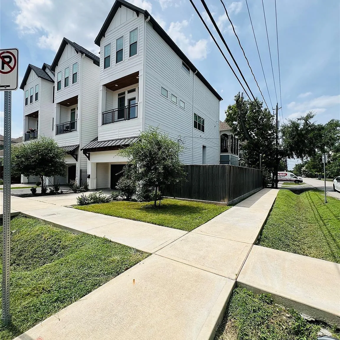 3 bed, 3.5 bath, 2150 sqft, $4,100 — Photo 2