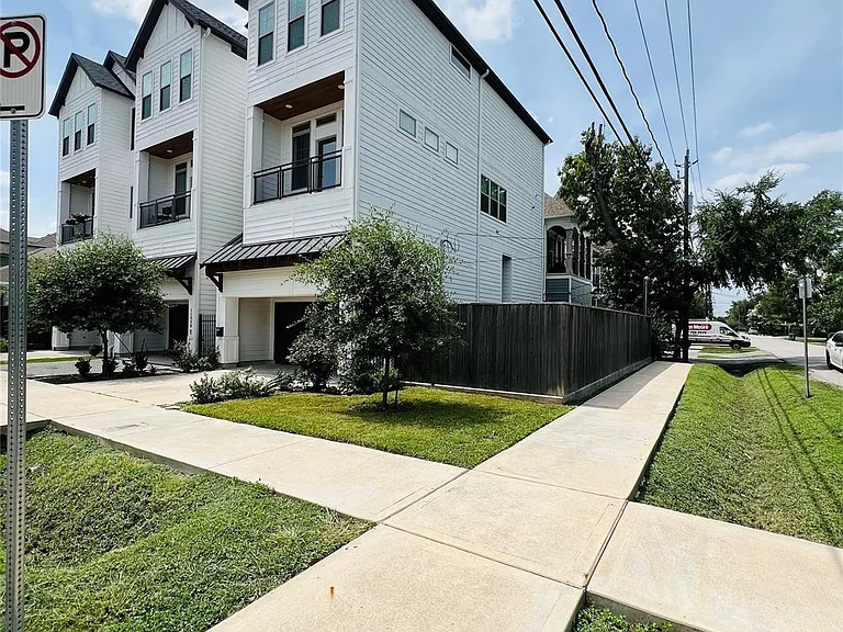 1103 W 15th 1/2 St #A — Photo 2
