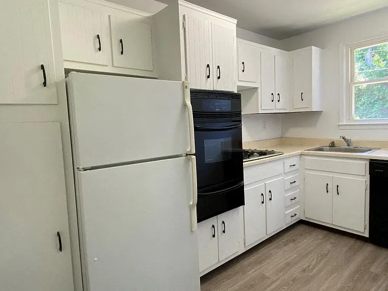 Riverhill Apartments — Photo 31