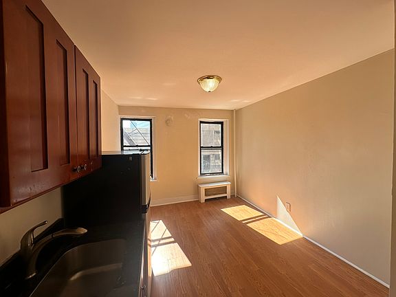 4th image of 589 1st Ave APT 5