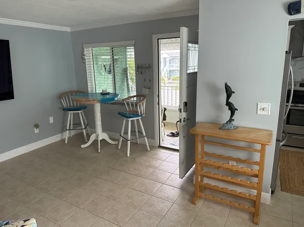 584 Bay Esplanade APT 3, Clearwater, FL 33767