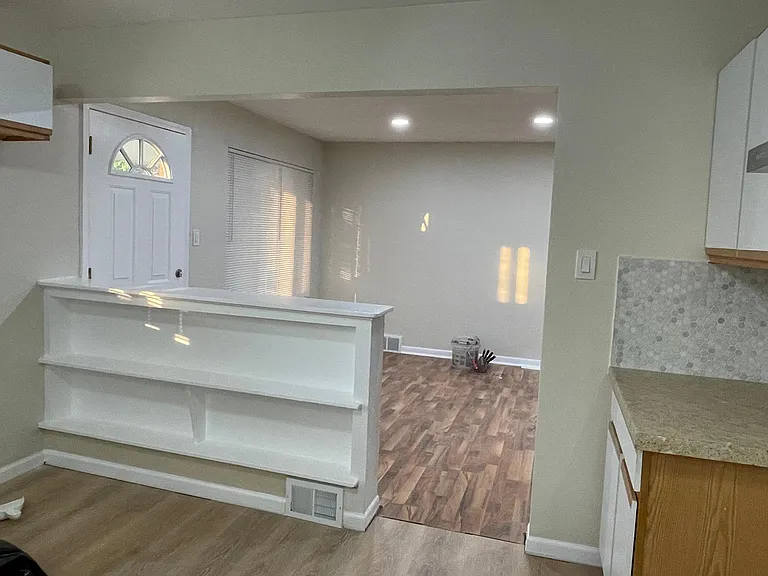 26325 Notre Dame St — Photo 22