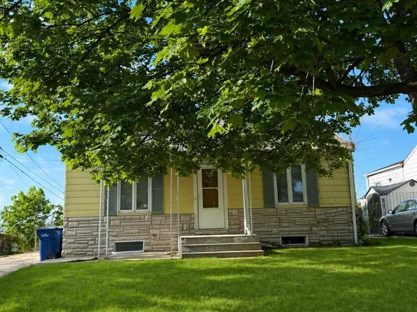 900 McLaughlin Cir, Bellevue, NE 68005