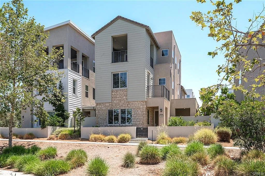 4 bed, 3.5 bath, 2879 sqft, $6,200 — Photo 1