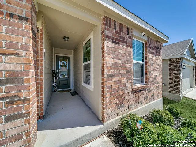 3 bed, 2.0 bath, 1435 sqft, $1,850 — Photo 3