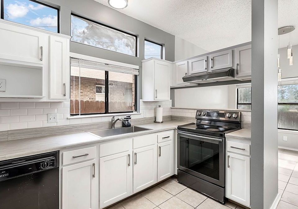 2nd image of 9806 Pebble Ridge Dr