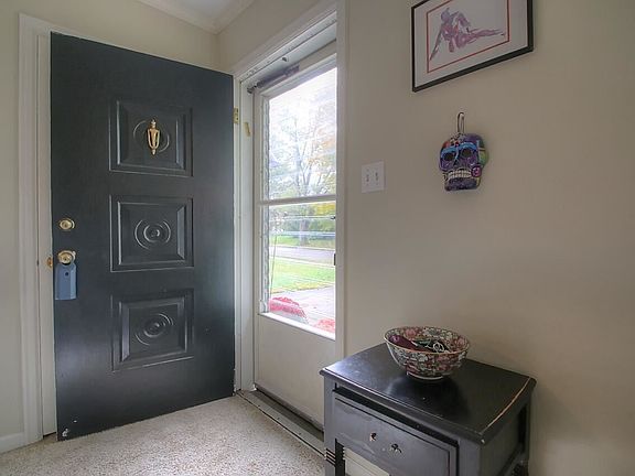 5th image of 383 Stratford Dr