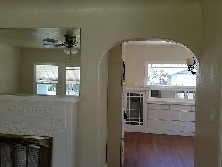944 N Vagedes Ave — Photo 5