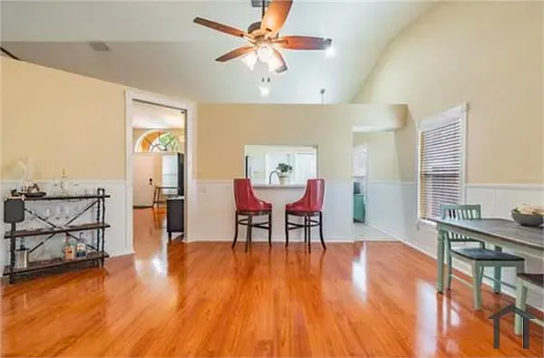 3 bed, 1950 sqft, $2,800 — Photo 4