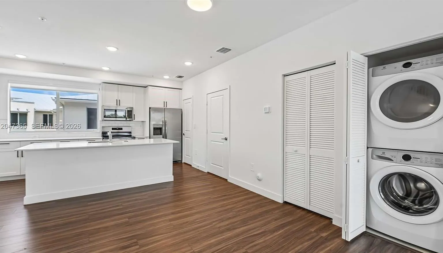 3 bed, 3.5 bath, 1831 sqft, $3,800 — Photo 3