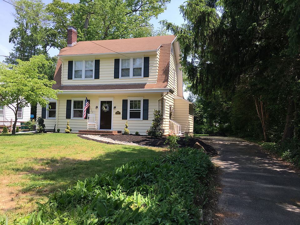 2nd image of 225 Maxwell Ave