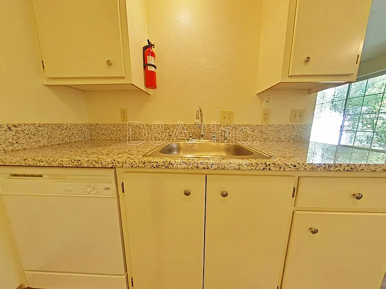 325 SE Lilly Ave #C — Photo 5
