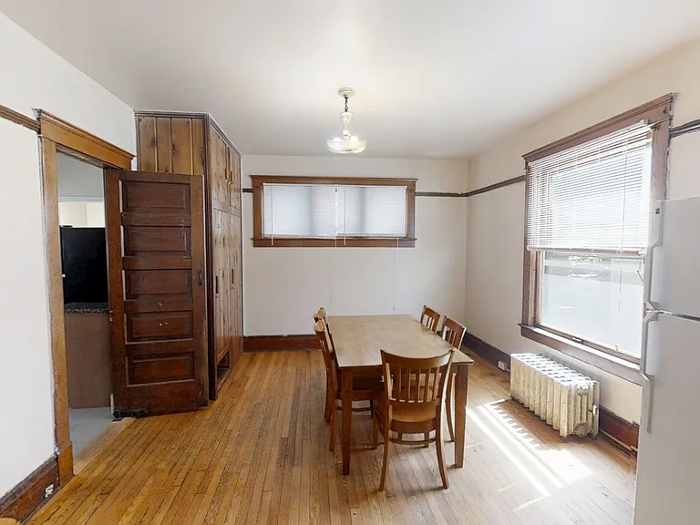 705 S Division St — Photo 4