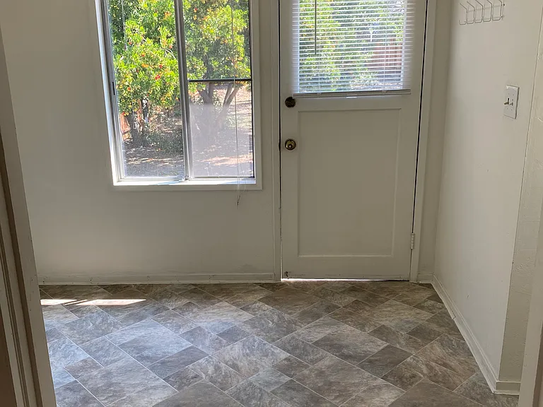 673 College Ave — Photo 4