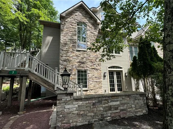 7 Wildbriar Ct, Lake Harmony, PA 18624
