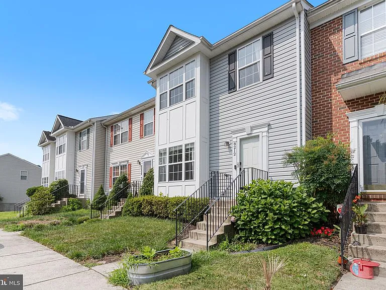 8212 Silverton Ct — Photo 2