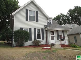 424 W Cherry St, Cherokee, IA 51012