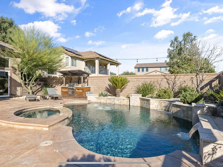 701 Rolling Green Dr — Photo 4