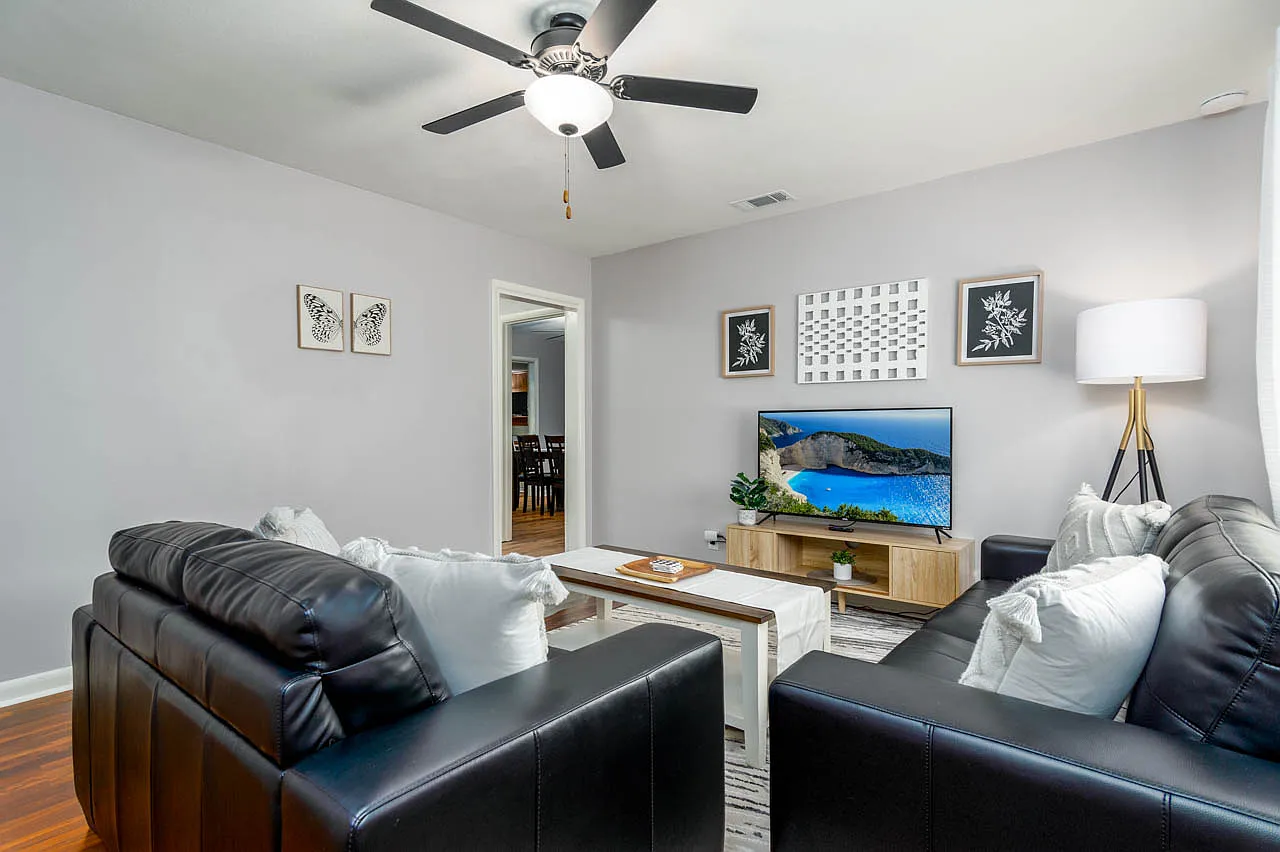 4 bed, 1.5 bath, 1900 sqft, $3,800 — Photo 2