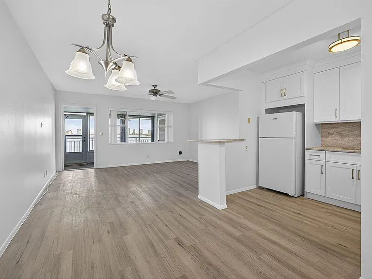 100 Shore Ct #307 — Photo 7