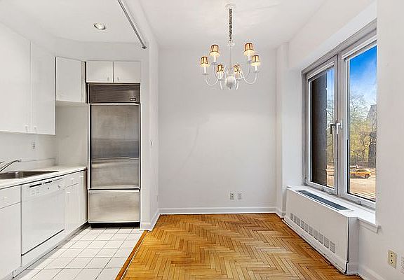 5th image of 100 Central Park S APT 2D