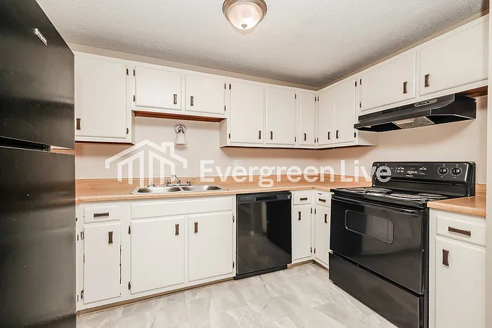 4911 Larchview Dr — Photo 6