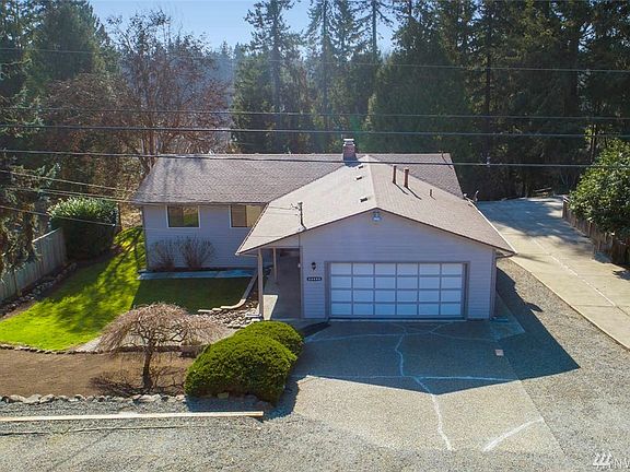 This charming rambler boasts gorgeous lake views and abundant sunshine.