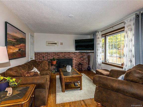 4th image of 35 Miriam Dr