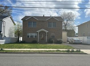 206 Hayes Dr, Saddle Brook, NJ 07663