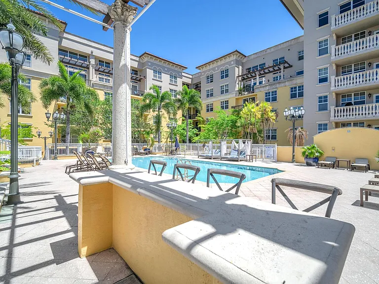 Royal Palm Apartments — Photo 31